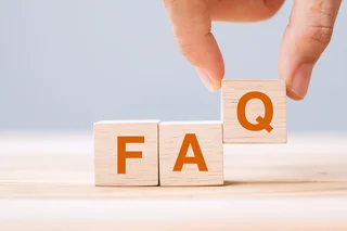 Holzwürfel mit den Buchstaben FAQ