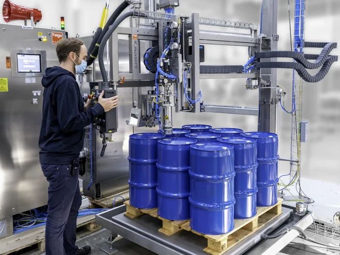 [Translate to English:] Schwenk-Palettenfüllstation ELEMENTRA 26