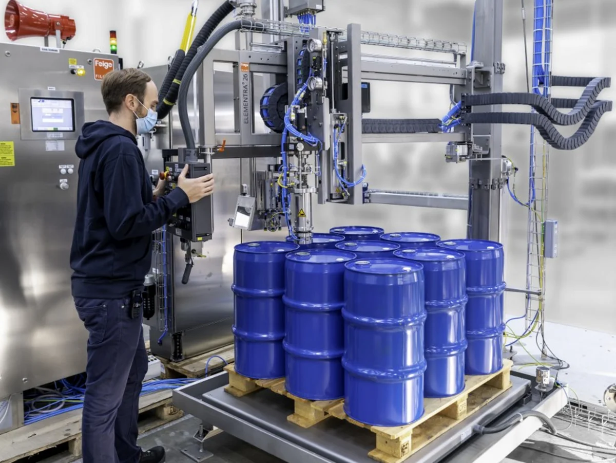 [Translate to English:] Schwenk-Palettenfüllstation ELEMENTRA 26