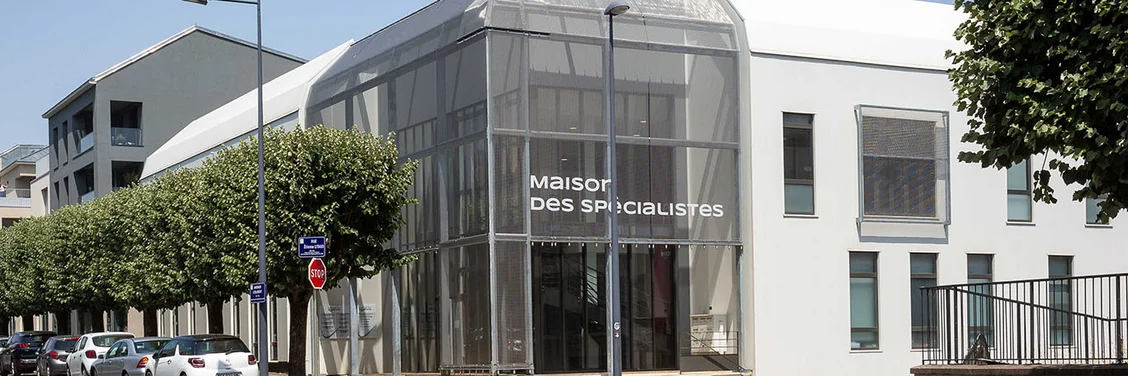 Aesthetic facade cladding and sun protection with wire mesh