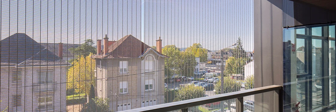 Sicht durch eine Sonnenschutzfassade aus Metallgewebe